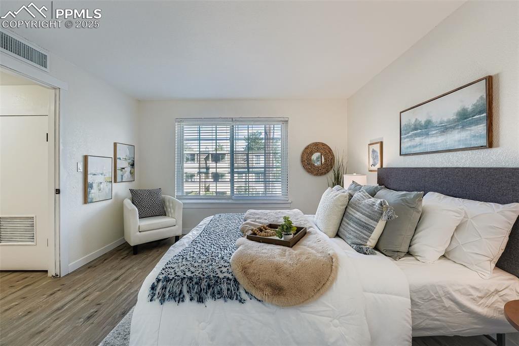 Image 8 of 10: Bedroom