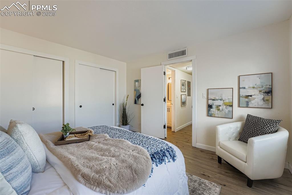 Image 9 of 10: Bedroom