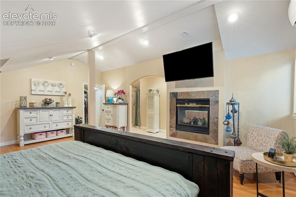 Image 30 of 45: Vaulted ceilings with recessed lighting