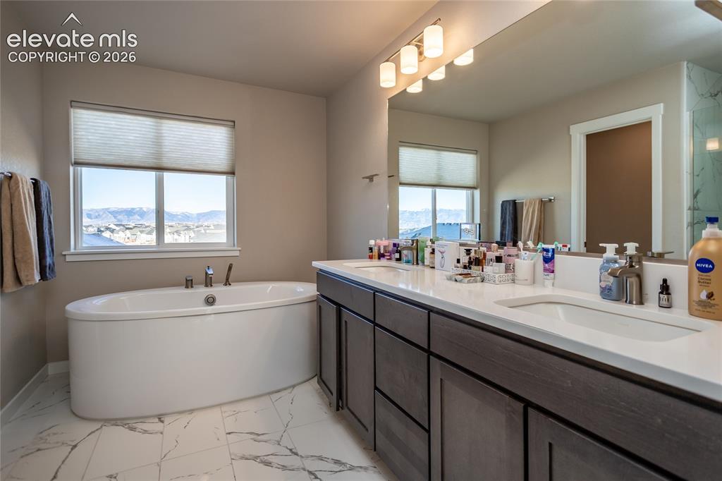 Image 20 of 40: Bathroom