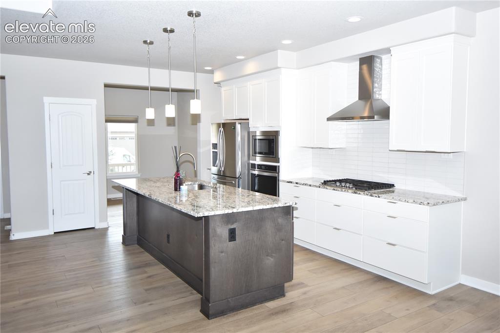 Image 6 of 40: Kitchen