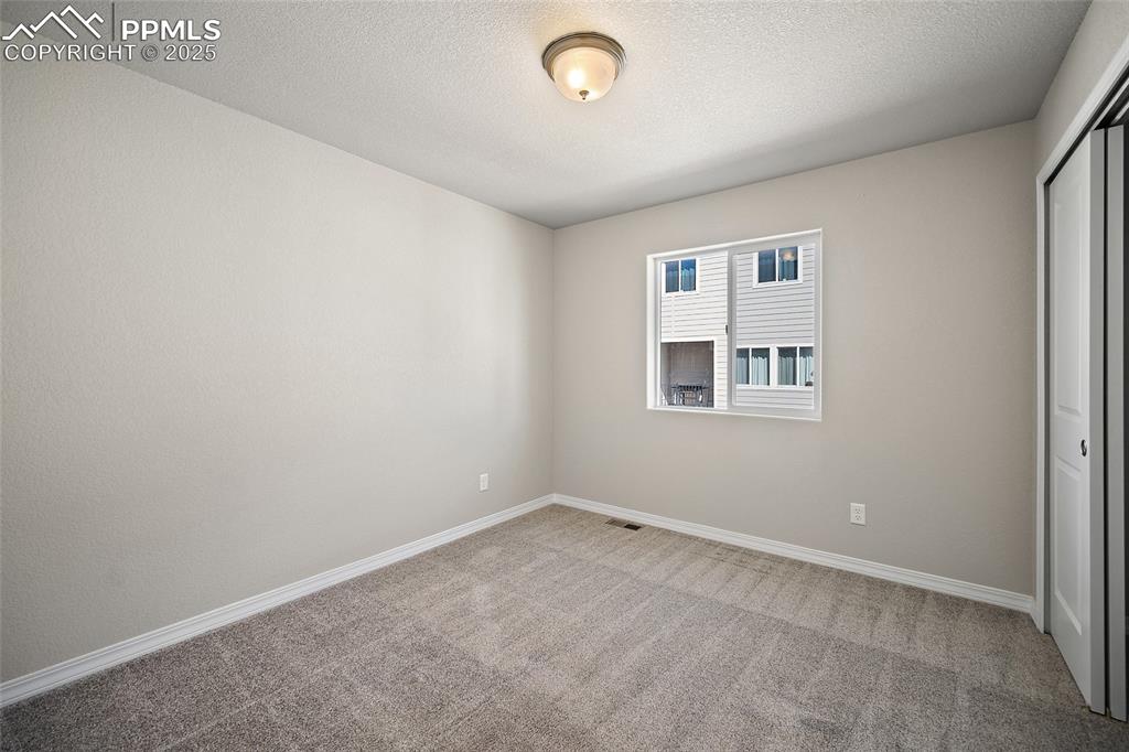 Image 14 of 25: Bedroom