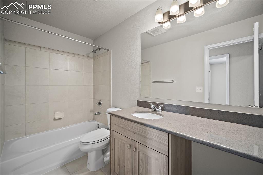 Image 16 of 25: Bathroom