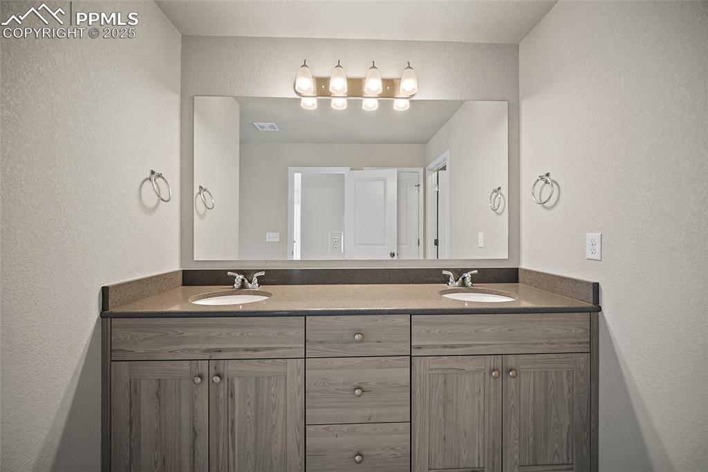 Image 19 of 25: Bathroom