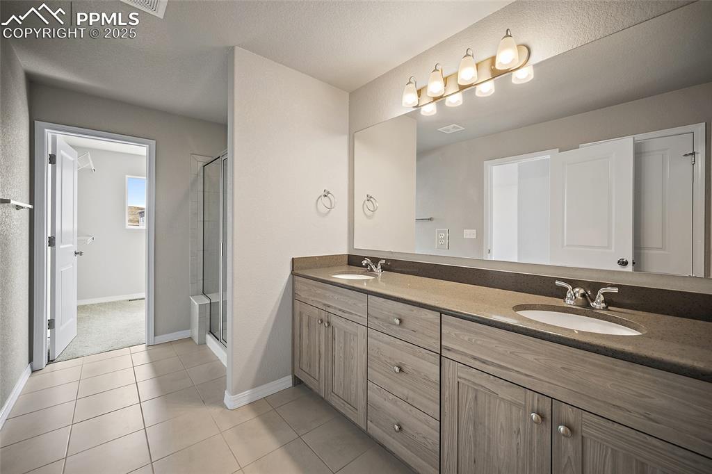 Image 20 of 25: Bathroom