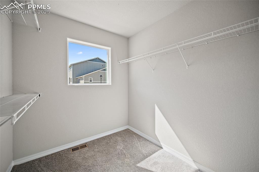 Image 22 of 25: Closet