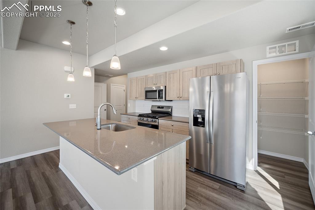 Image 4 of 25: Kitchen