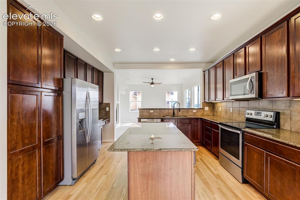 Image 15 of 50: Kitchen