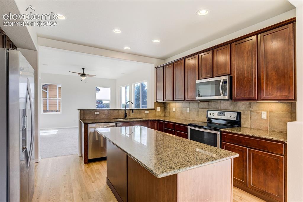 Image 16 of 50: Kitchen