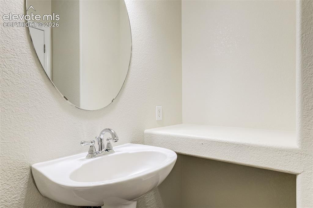 Image 20 of 50: Bathroom