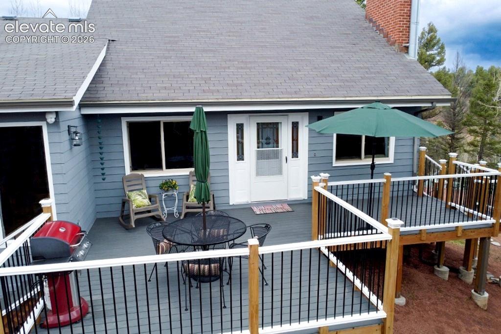 Image 4 of 32: Expansive outdoor deck 