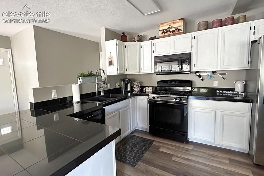 Image 7 of 32: Kitchen with breakfast bar