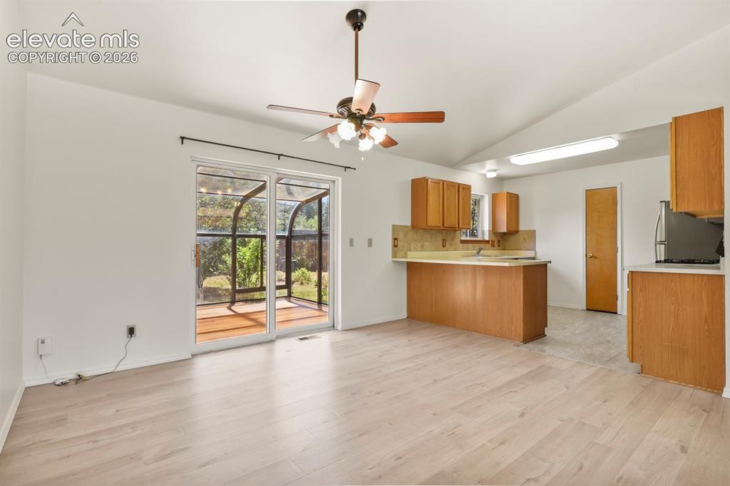 Image 10 of 40: Kitchen