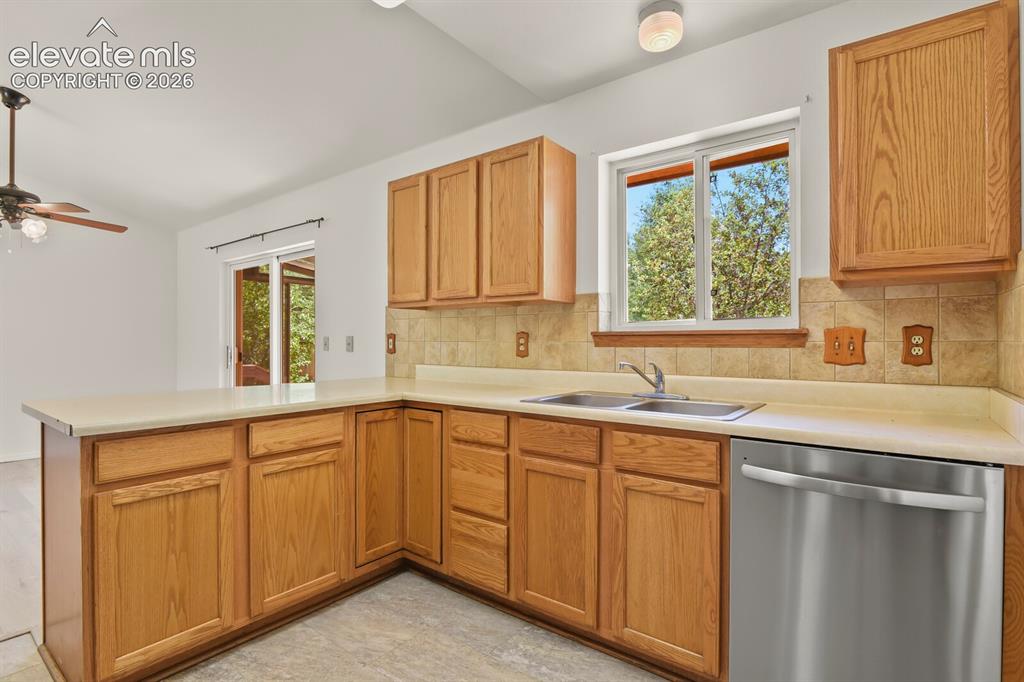 Image 17 of 40: Kitchen