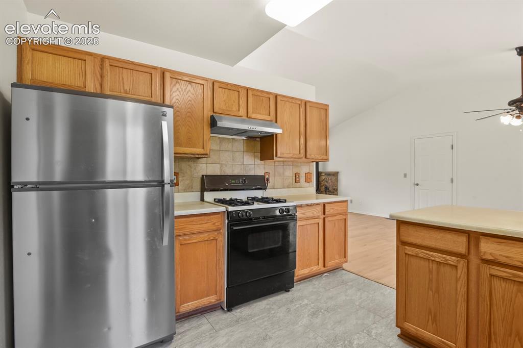 Image 18 of 40: Kitchen
