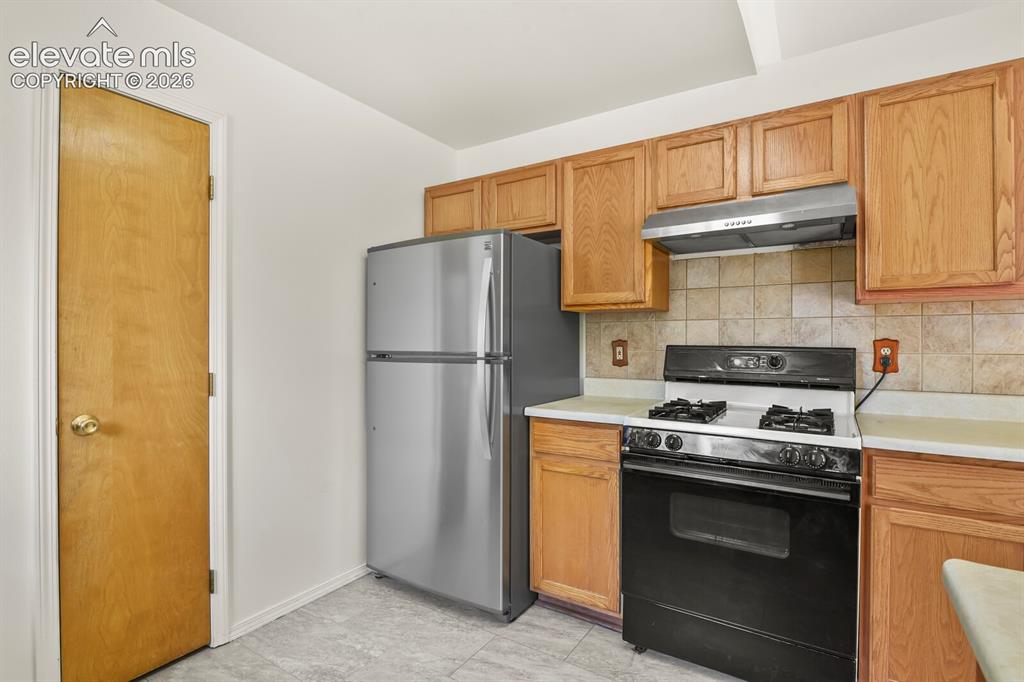 Image 19 of 40: Kitchen