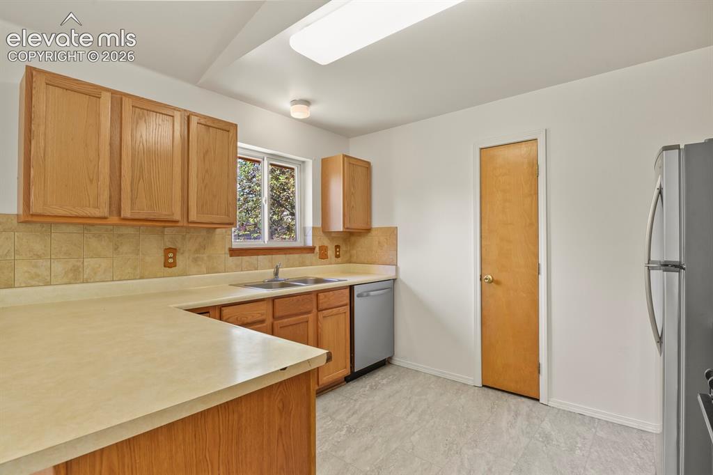 Image 20 of 40: Kitchen