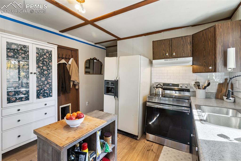 Image 10 of 35: Kitchen