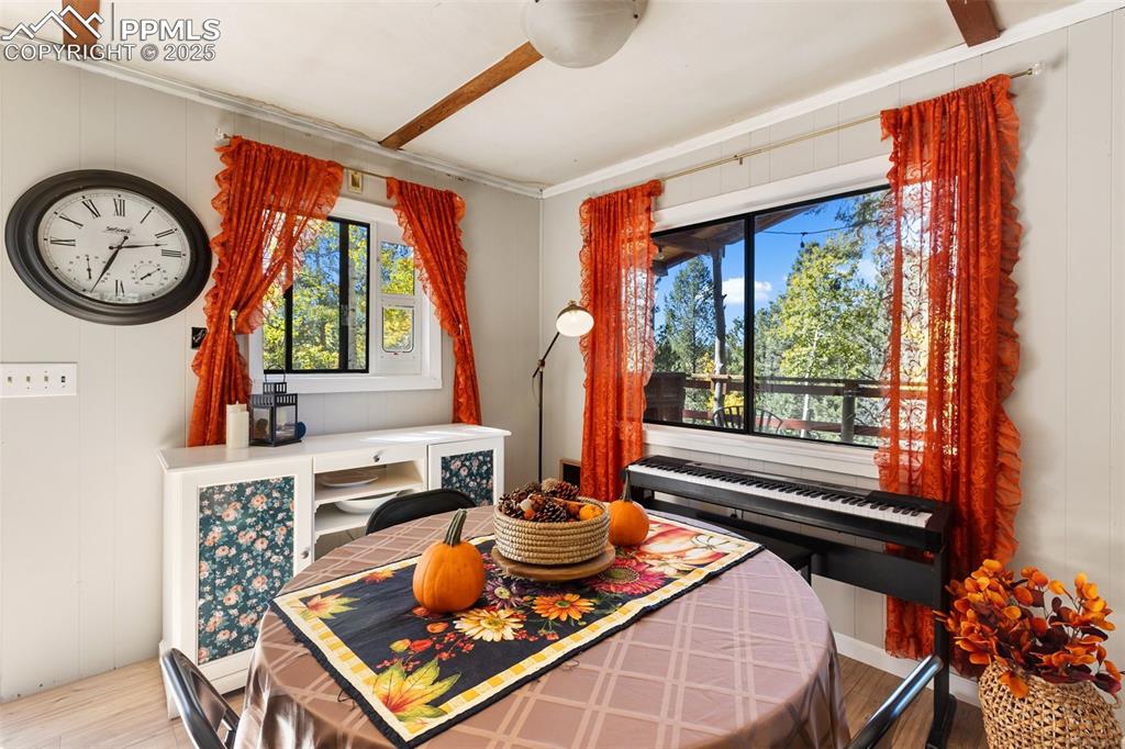 Image 17 of 35: Dining Area