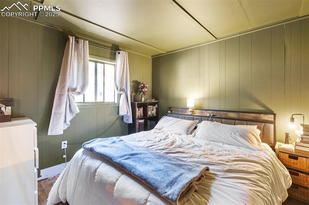 Image 19 of 35: Bedroom