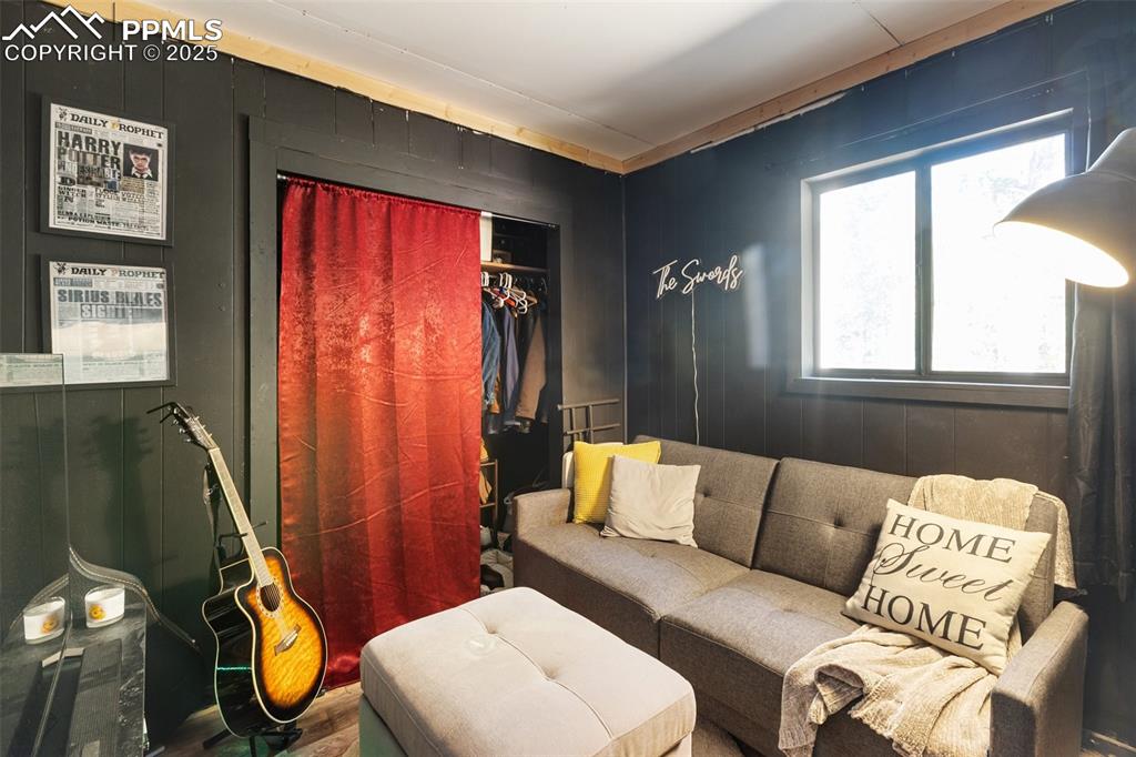 Image 22 of 35: Sitting Room