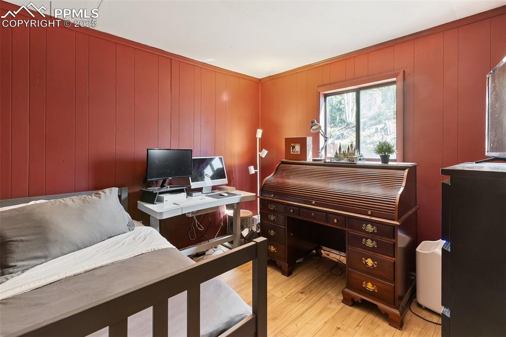 Image 24 of 35: Bedroom