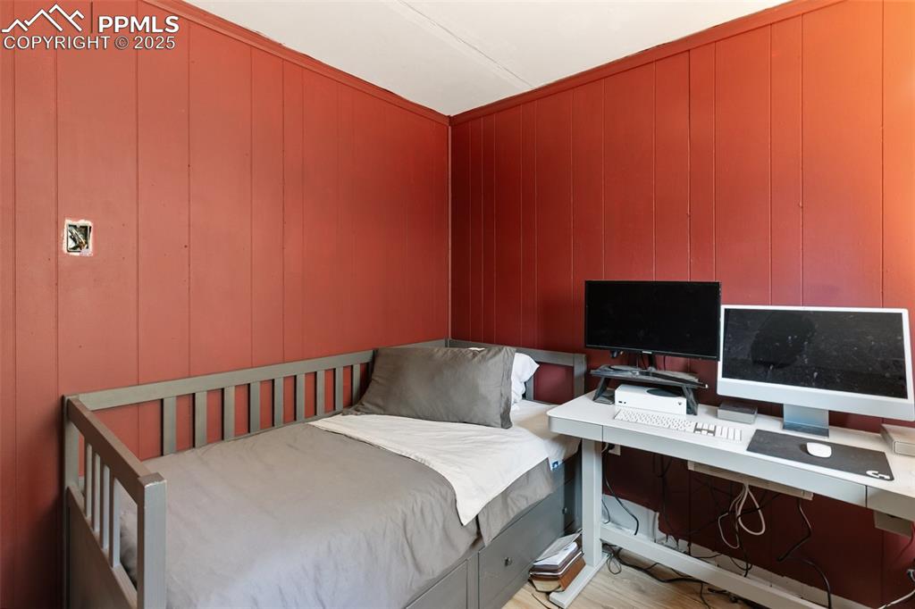 Image 25 of 35: Bedroom