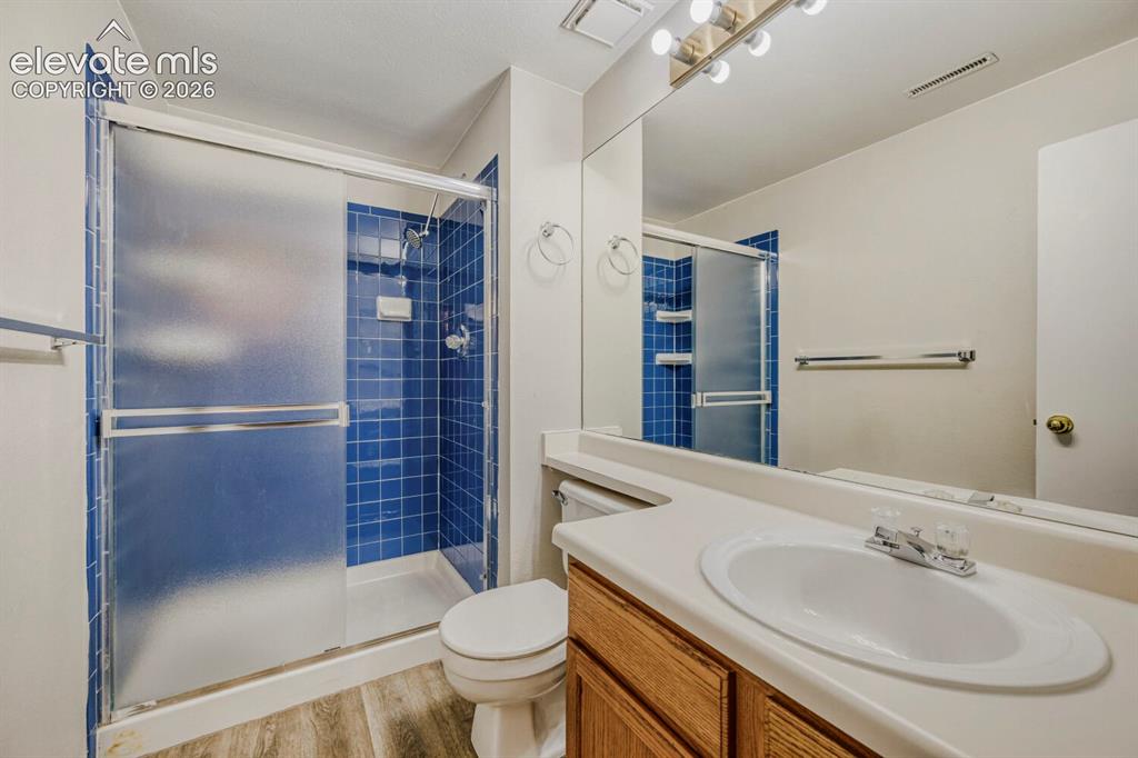 Image 16 of 18: Bathroom