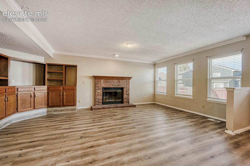 Image 5 of 18: Living Room