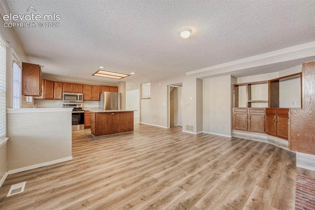 Image 6 of 18: Kitchen