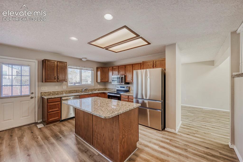 Image 7 of 18: Kitchen