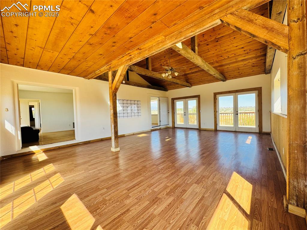 Image 17 of 39: Living Room