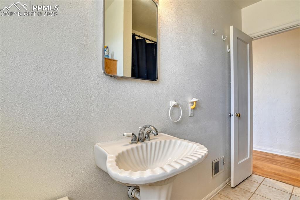 Image 20 of 39: Bathroom