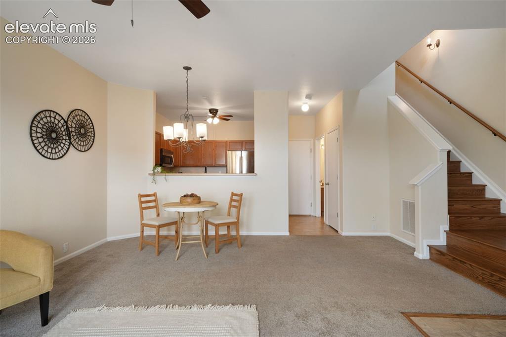 Image 15 of 50: Dining Area