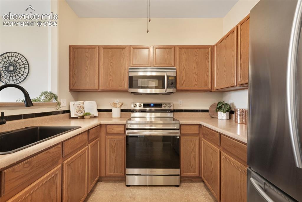Image 16 of 50: Kitchen