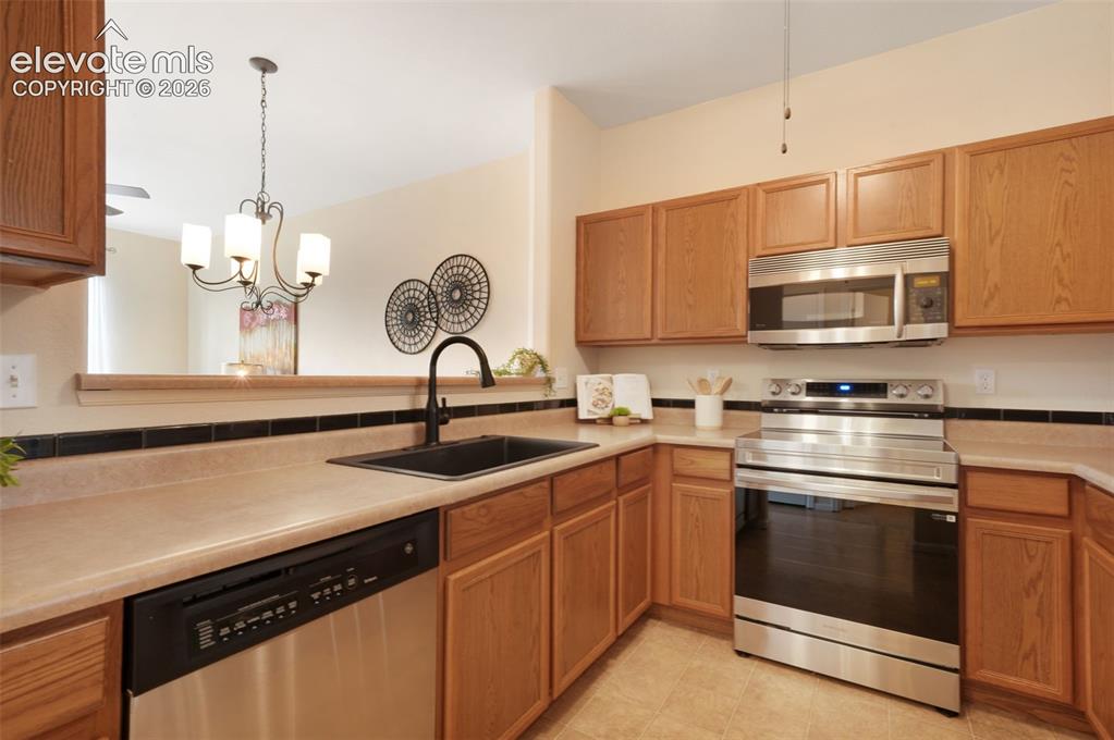 Image 17 of 50: Kitchen