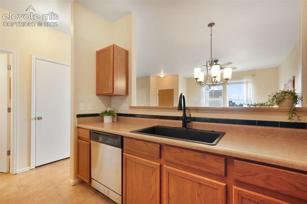 Image 19 of 50: Kitchen