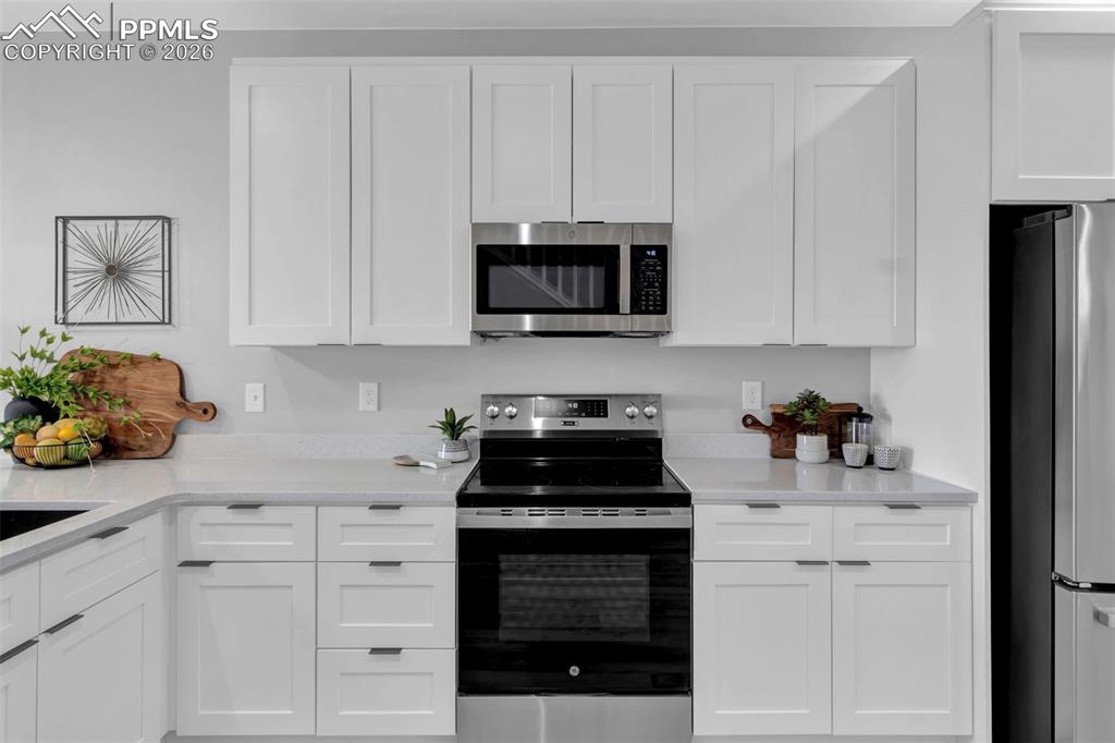 Image 10 of 19: Kitchen