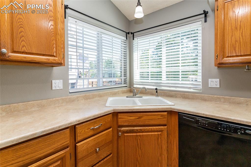 Image 13 of 47: Kitchen