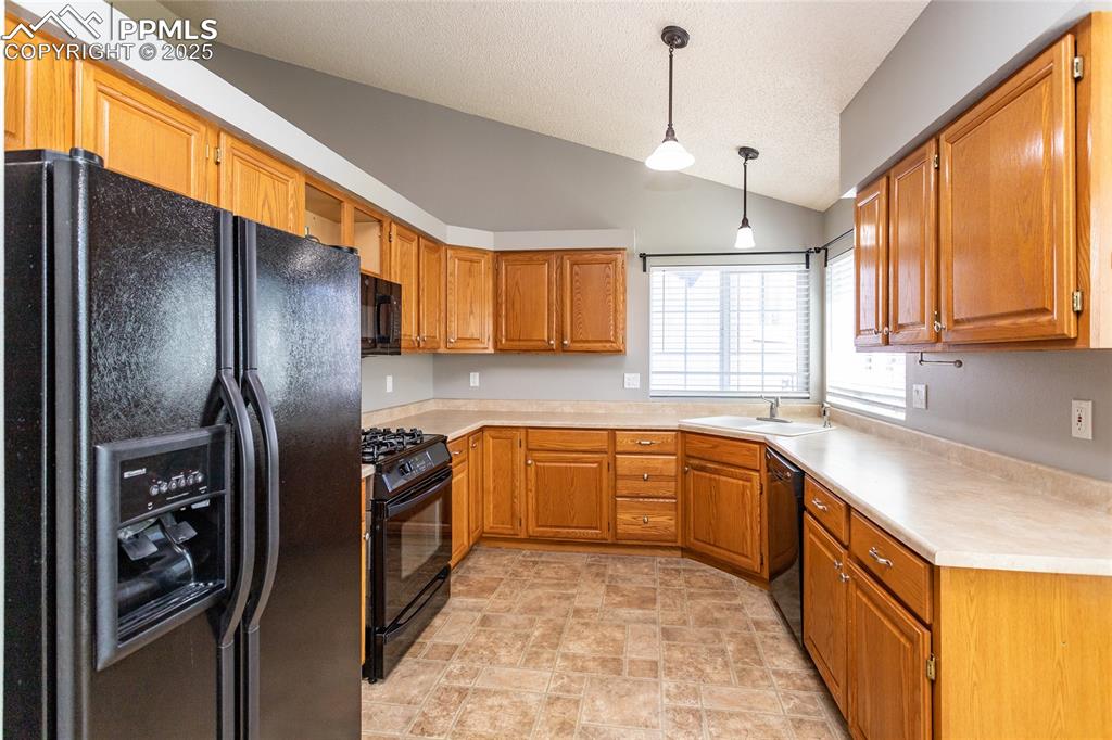 Image 14 of 47: Kitchen