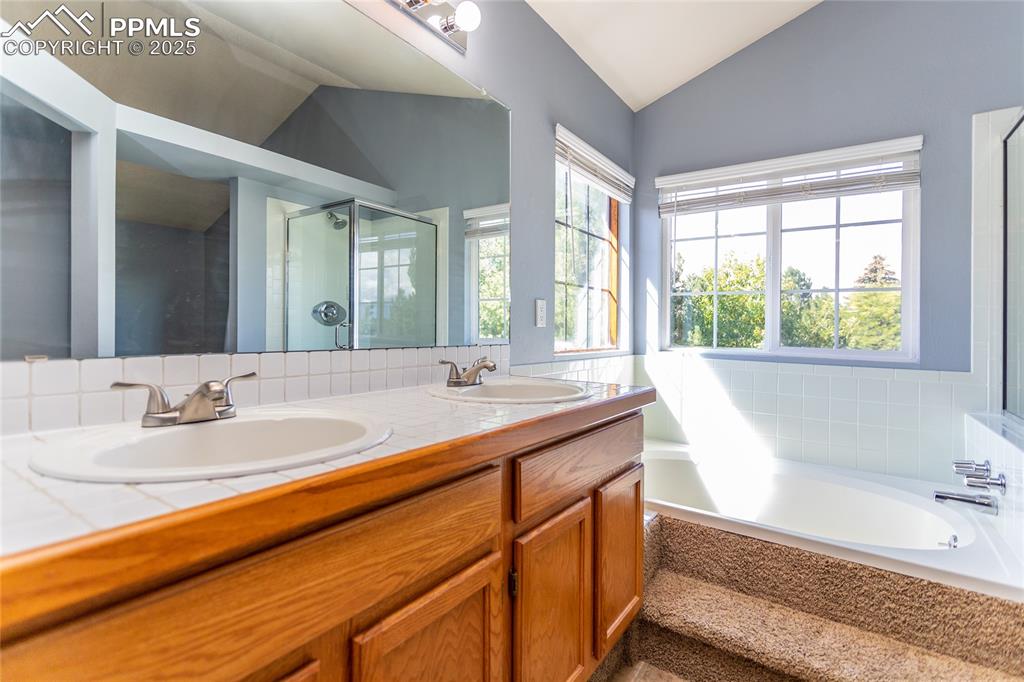 Image 25 of 47: Bathroom