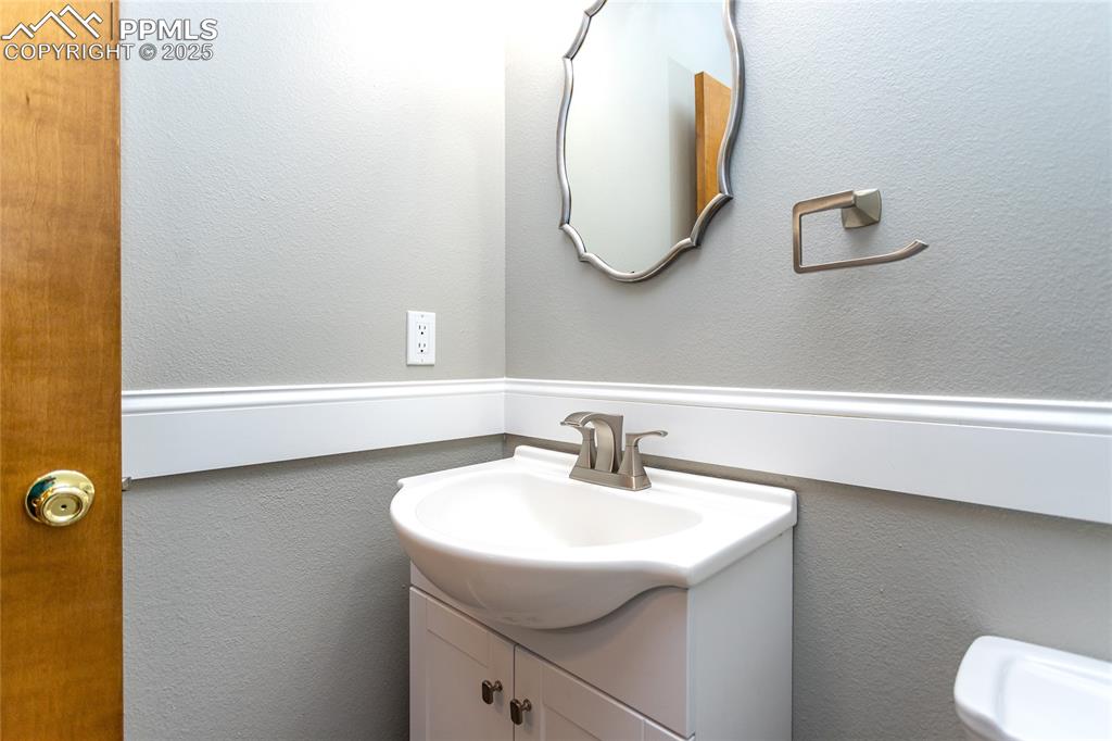 Image 33 of 47: Bathroom