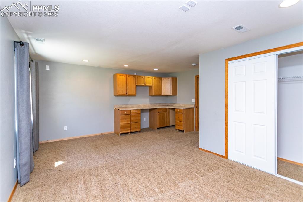 Image 37 of 47: Kitchen