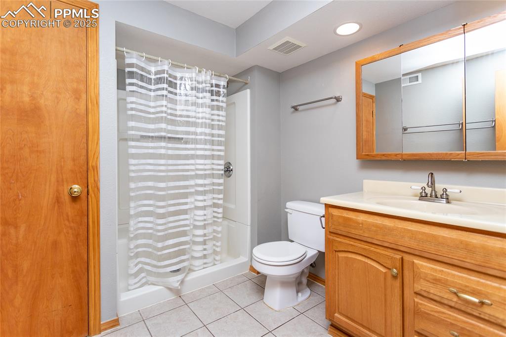 Image 39 of 47: Bathroom