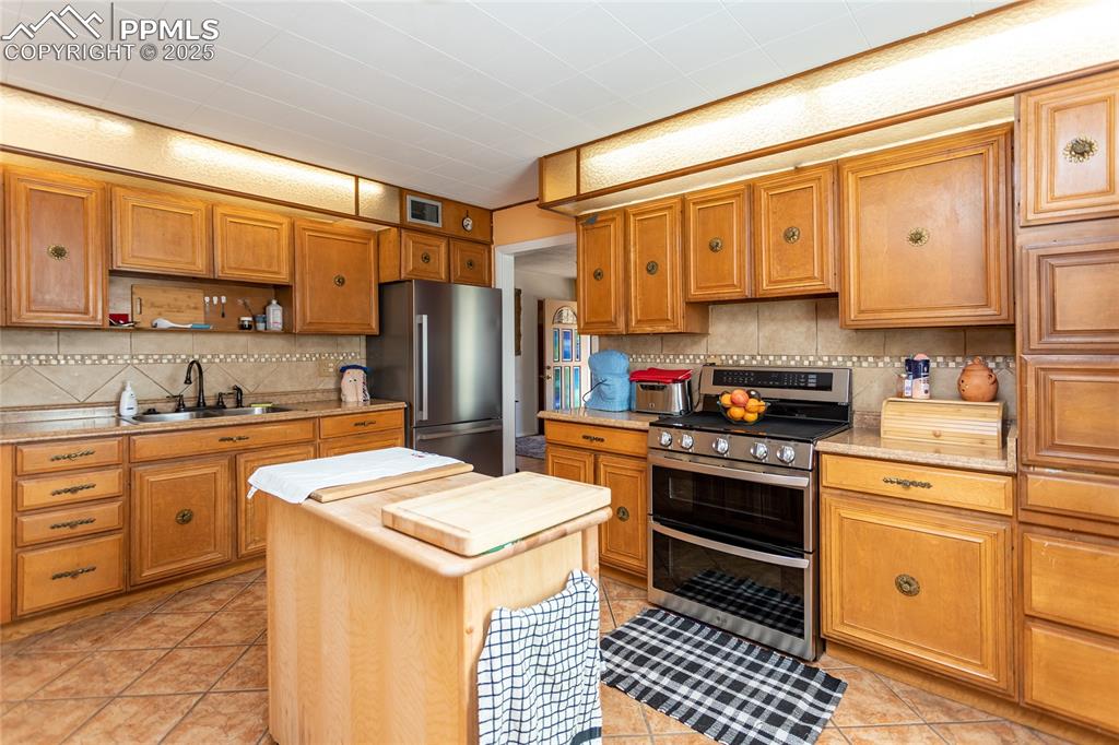 Image 15 of 34: Kitchen