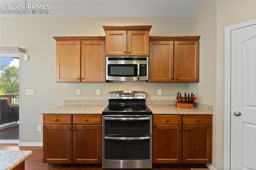 Image 13 of 41: Granite Counters and Stainless Appliances