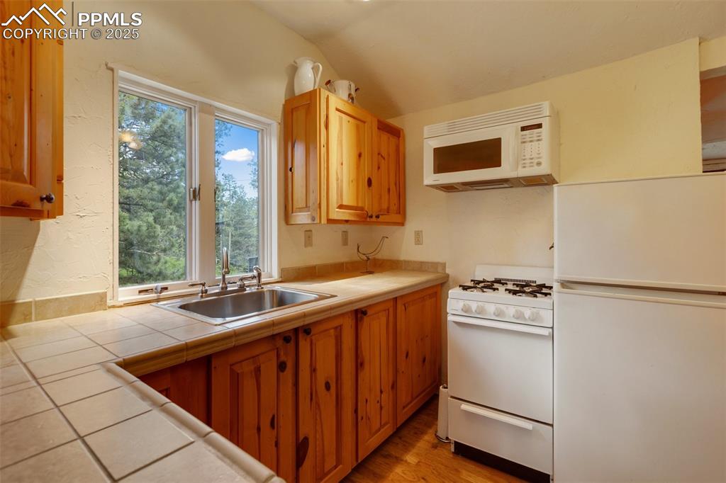 Image 12 of 35: Kitchen