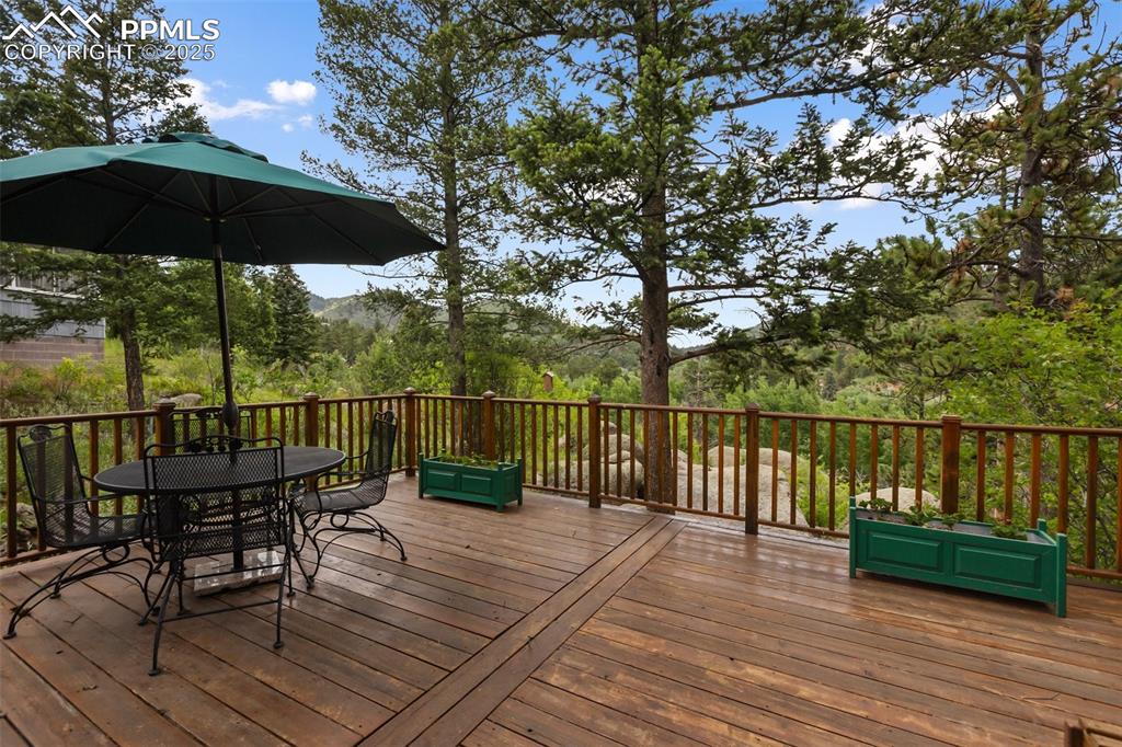 Image 14 of 35: Deck