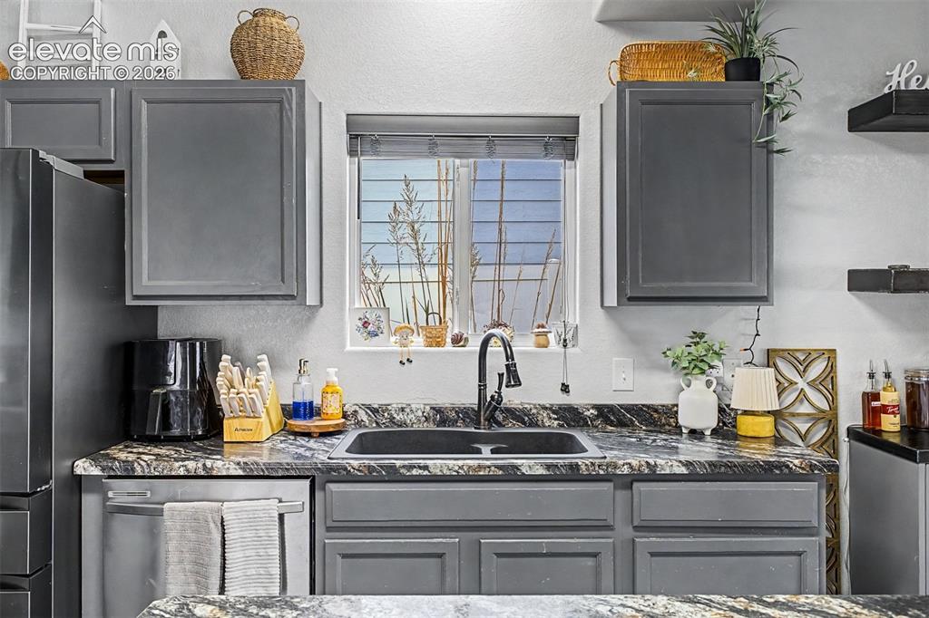 Image 10 of 28: Kitchen