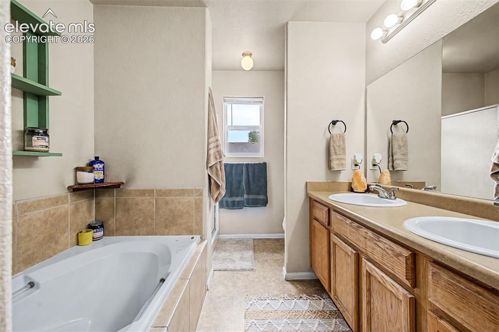 Image 16 of 28: Bathroom